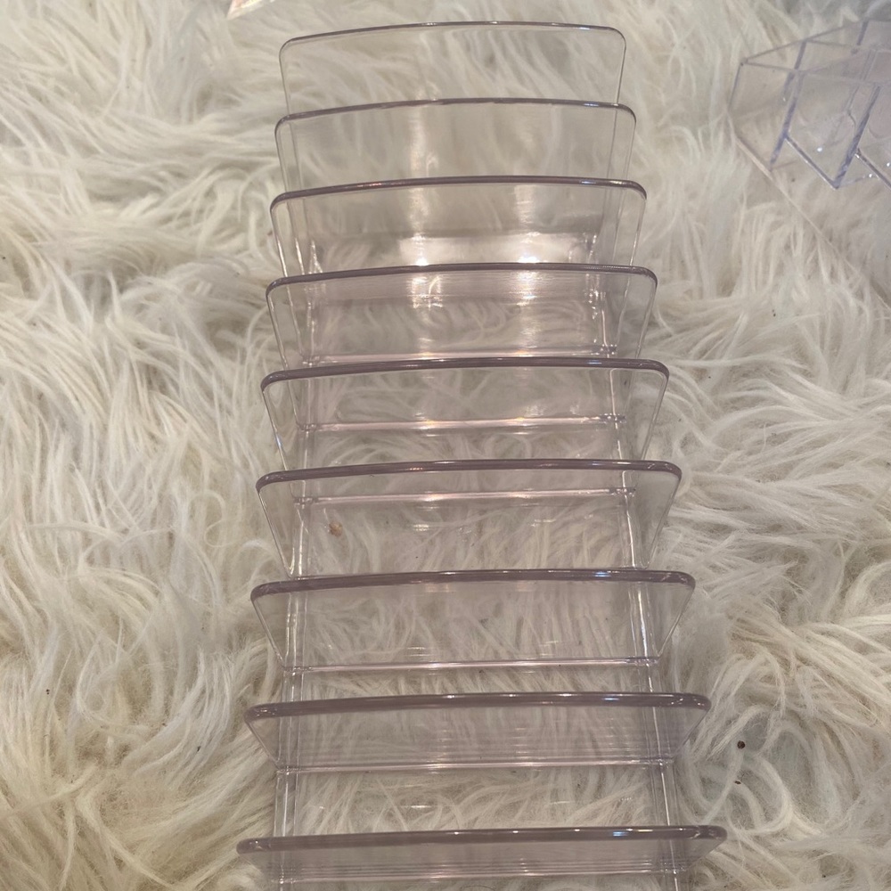 Acrylic pallet holder